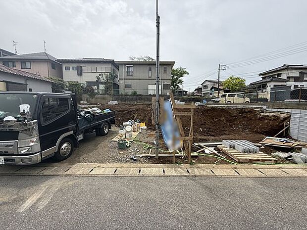 【前面道路含む現地写真】2台分のカースペースが設置されています(車種による)。お車がない時はお子様の遊び場や来客用の駐車スペースとしても重宝します。