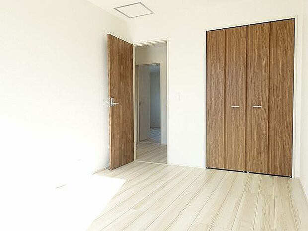 【洋室/同仕様】クローゼットが備え付けられています。収納家具を最小限に抑え、住空間を有効活用できます。※実際とは異なる場合があります。