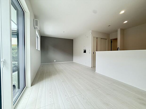 【LDK/1号棟】アースカラーのアクセントクロスがナチュラルな雰囲気を演出。二面採光の明るい住空間は、ご家族のお気に入りの場所になりそうです。