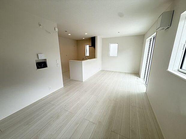 【LDK/1号棟】見通しの良い縦長のLDKは、ご家族がコミュニケーションを取りやすい心地よい空間。洗面室が隣接しているため、料理や洗濯を効率よく進められます。