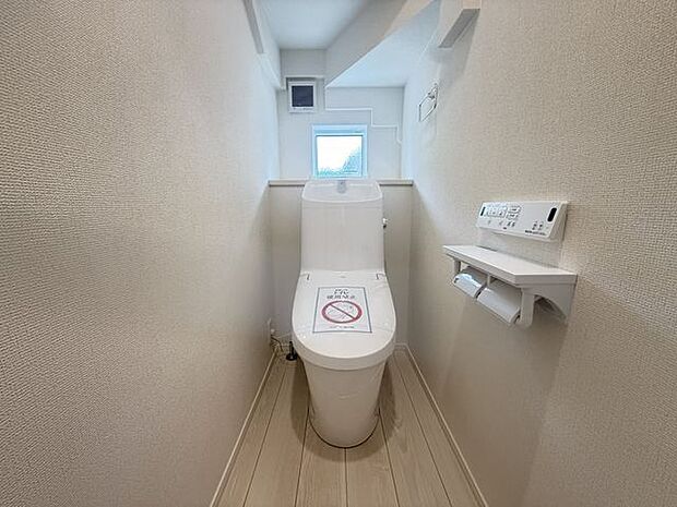 【1階トイレ/1号棟】年間を通して快適に使用できる温水洗浄便座付き。窓があるため、使用後や掃除の際などに自然換気できます。