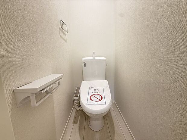 【2階トイレ/1号棟】各階トイレ付きです。朝の忙しい時間帯や来客時でも気兼ねなく利用できます。