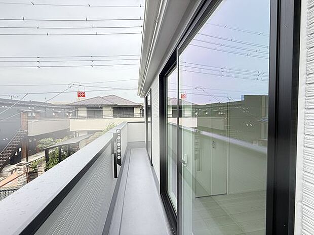 【バルコニー/1号棟】天気が良い日には、空を眺めながら気分転換を楽しめそうです。