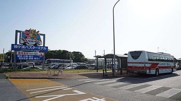 袖ヶ浦バスターミナル バス乗車24分「長浦駅前五丁目」停徒歩6分。24時間営業(自動ゲート)の市営駐車場有。他にも周辺に民間駐車場有。HPでは運行予定表などが公開されています。 6300m