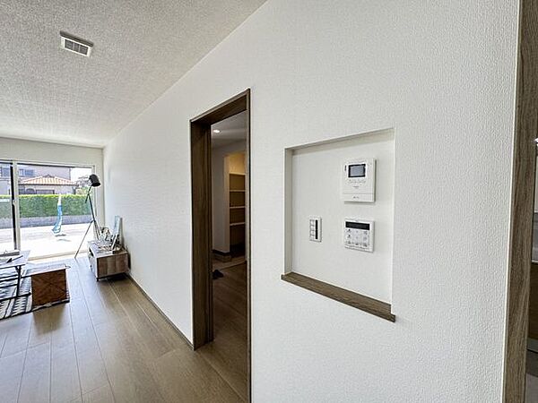 【ニッチ/施工例】壁付きリモコンやインターホンが集約されたニッチが設置されています。※実際とは異なる場合があります。