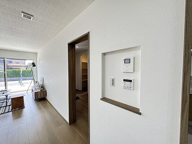 【ニッチ/施工例】壁付きリモコンやインターホンが集約されたニッチが設置されています。※実際とは異なる場合があります。