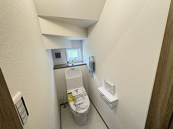 【トイレ/施工例】寒い時期でも快適に使用できる、温水洗浄便座付きのトイレです。※実際とは異なる場合があります。
