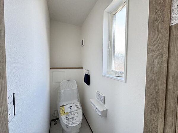 【トイレ/施工例】各階に設置されているため、朝の忙しい時間帯や来客時も気兼ねなく使用できます。※実際とは異なる場合があります。