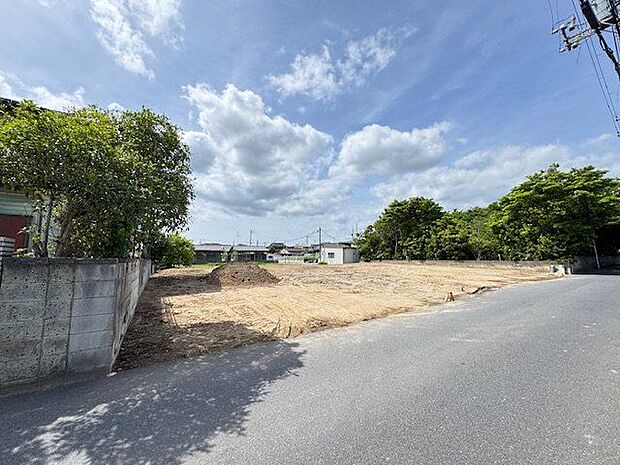 【前面道路含む現地】前面道路は南東側幅員約4.4m。第一種低層住居専用地域に位置し、周辺には落ち着いた住宅街が広がります。