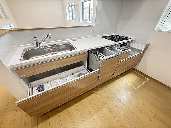 【キッチン/7号棟】食器洗乾燥機が搭載されています。食器や調理器具をスッキリとしまえる豊富な収納力も魅力◎