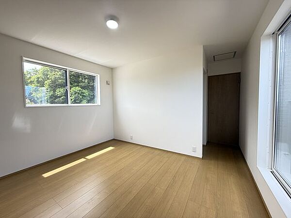 【洋室(約8.2帖)/7号棟】南東・北西側に窓が設けられた、心地よい2面採光のお部屋です。