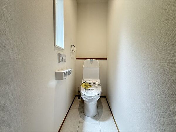 【1階トイレ/7号棟】トイレは各階に配置されています。1年を通じて快適に使用できる温水洗浄便座付き。