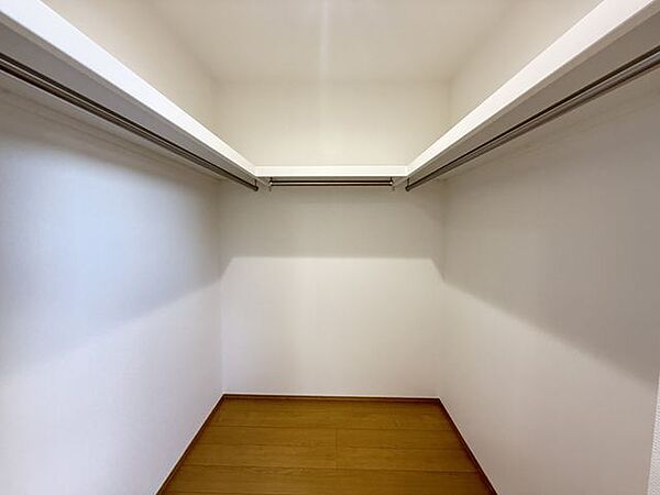 【WIC(約2.0帖)/7号棟】約4.4帖の洋室にWICが備わっています。収納家具を最小限に抑え、住空間を有効活用できます。