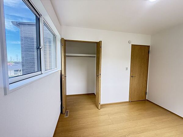 【洋室(約5.2帖)/7号棟】在宅ワークや趣味のお部屋など、多用途に活用できます。