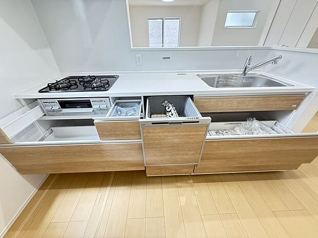 【キッチン/8号棟】コンロは並行調理ができる三口タイプ。グリルも合わせて活用することで、調理の効率化と時短が叶います。