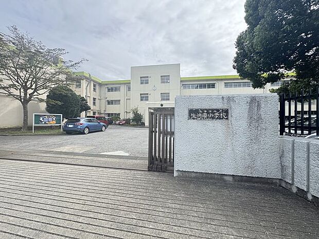 千葉市立生浜東小学校 徒歩11分。1984年に生浜小学校から分離、旧生浜中学校を譲り受けて開校した小学校です。 852m