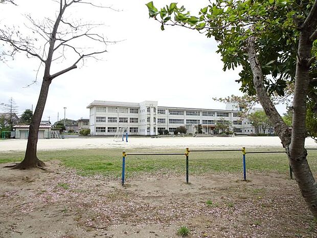 市原市立若宮小学校 徒歩11分。学校教育目標は、「やる気 勇気 元気」〜豊かなかかわりの中で学び、よりよく生きようとする子どもの育成〜です。 854m