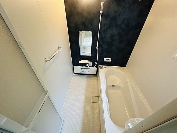 【浴室/2号棟】ベンチタイプの浴槽が採用されており、一日の体の疲れをゆったりと癒していただけます。
