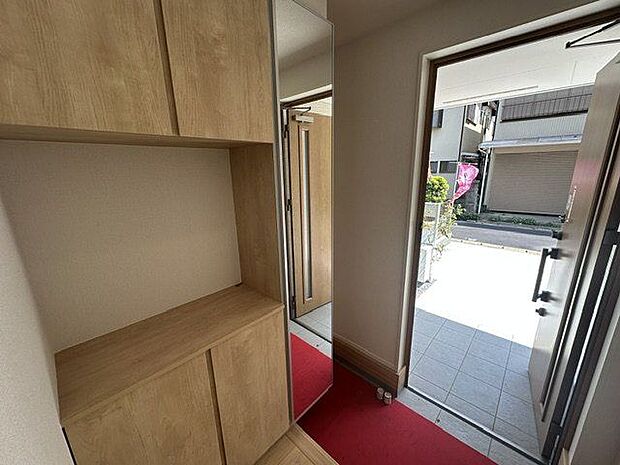 【玄関】シューズボックスには姿見が備えられており、お出かけ前の身だしなみチェックに便利です。