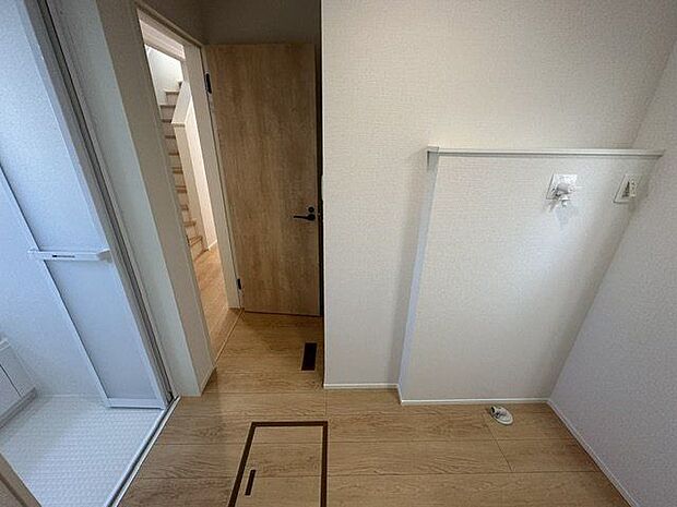 【洗面室】窓があるため自然光が注ぎ込む、明るい洗面室です。
