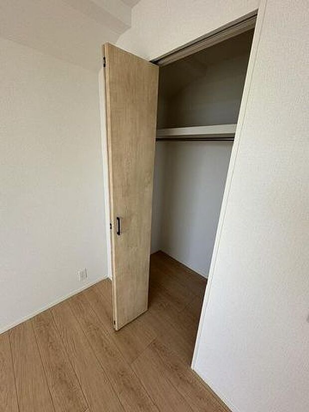 【クローゼット】ハンガーパイプと枕棚があり、衣類や鞄を整理できます。