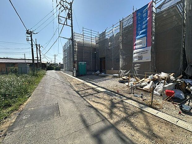 【前面道路含む現地】北側幅員約4.0mの道路に間口約12.64mで面しています。LDKの窓は道路側にないため、前面道路からの視線を気にせず、のびのびと過ごせそうです。