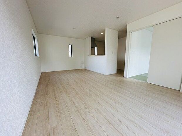 【LDK】シンプルな内装につき、お好みのお部屋づくりが楽しめます。窓辺に観葉植物を飾るのもおすすめです。
