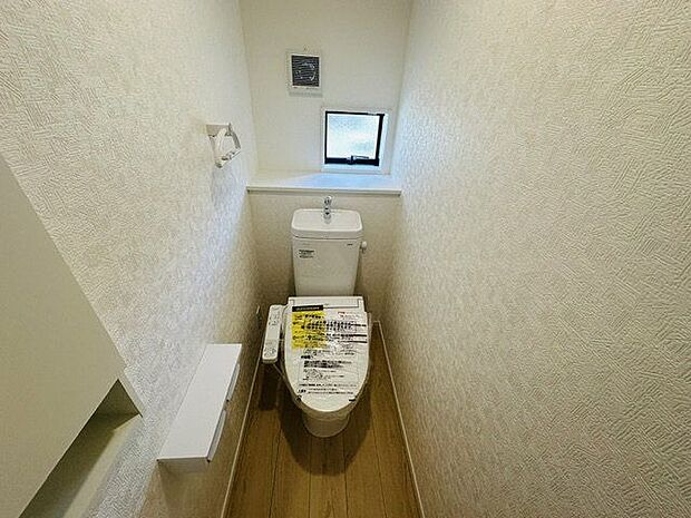 【1階トイレ】年間を通して快適に使用できる温水洗浄便座付きトイレです。