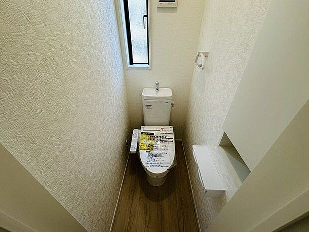 【2階トイレ】トイレは各階にあるため、混雑する時間帯の使い分けにも便利です。