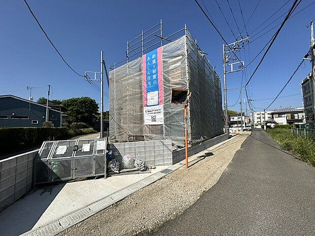 【前面道路含む現地】2方道路ならではの、開放感や明るさを教授いただける立地。北側幅員約4.0mの道路に間口約12.86m、南東側幅員約4.0mの道路に間口約12.94mで面しています。