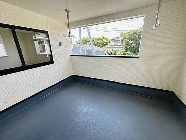 【バルコニー】南向きにつき、洗濯物が気持ちよく乾きそうです。