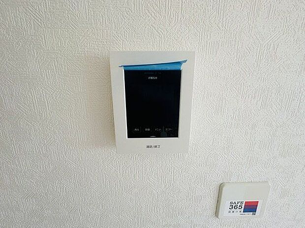 【TVモニター付きインターホンリモコン】来客時にはモニター越しに対応できます。お子様だけでお留守番する際にも重宝します。