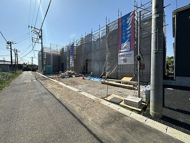 【前面道路含む現地】北側幅員約4.0mの道路に間口約12.37mで面しています。LDKの窓は道路側にないため、前面道路からの視線を気にせず、のびのびと過ごせそうです。