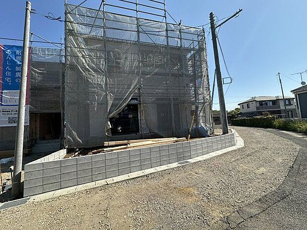 【前面道路含む現地】南側幅員約4.0mの道路に面しています。お車の出し入れがしやすい、約27.8mのゆとりある間口が設けられています。