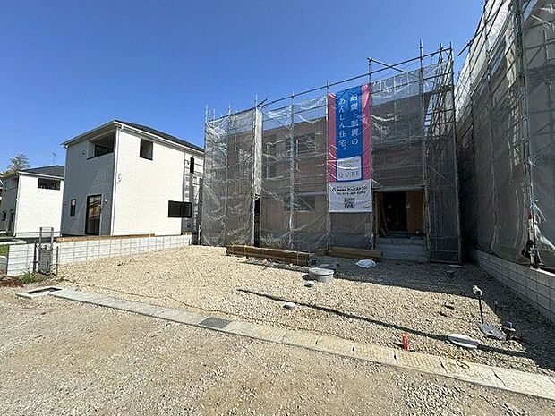 【前面道路含む現地】南側幅員約4.0mの道路に面しています。道路から建物まで程よく距離があり、プライバシーが確保しやすい立地です。