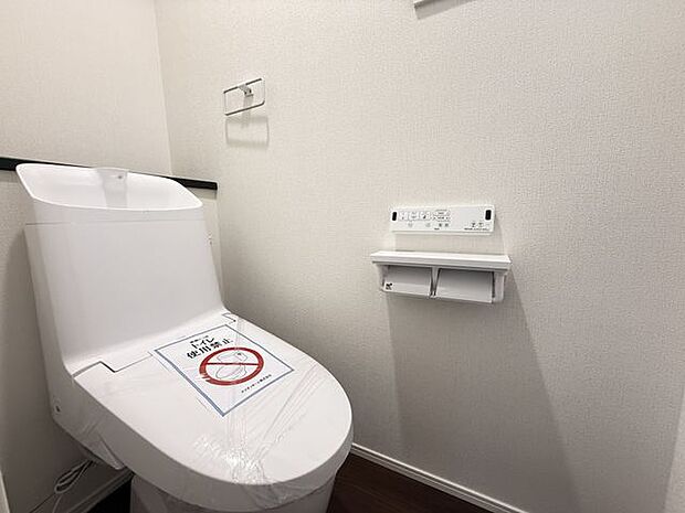 【トイレ/1階/2号棟】年間を通して快適に使用できる温水洗浄便座付き。トイレは各階に備わっています。