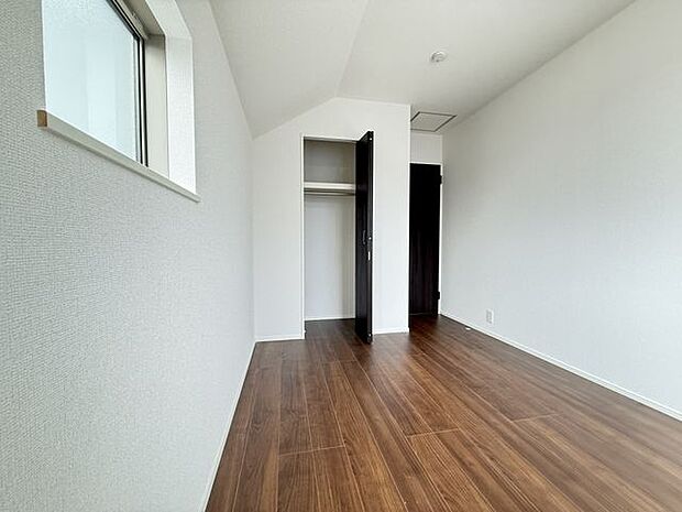 【洋室/約5.5帖/2号棟】全居室ペアガラス採用。快適な室内環境づくりに配慮されています。