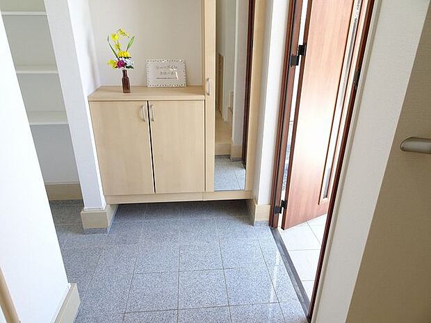 【玄関/同仕様】シューズボックスが備わっています。天板上には写真や絵画、お花などお好きな物を飾れます。※実際とは異なる場合があります。