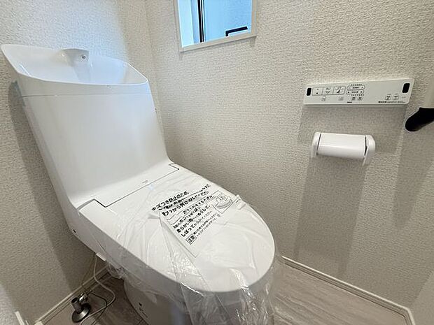 【トイレ/1階】温水洗浄便座付きのため、年間を通して快適にご利用いただけます。