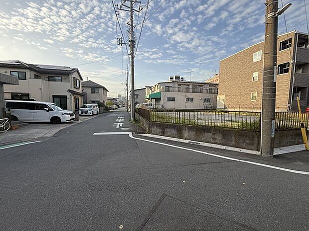 【前面道路を含む現地】最寄駅徒歩8分の利便性と落ち着いた住環境を併せ持ったロケーションです。堀合公園まで徒歩4分(約260m)など、豊かな自然にも触れることができます。