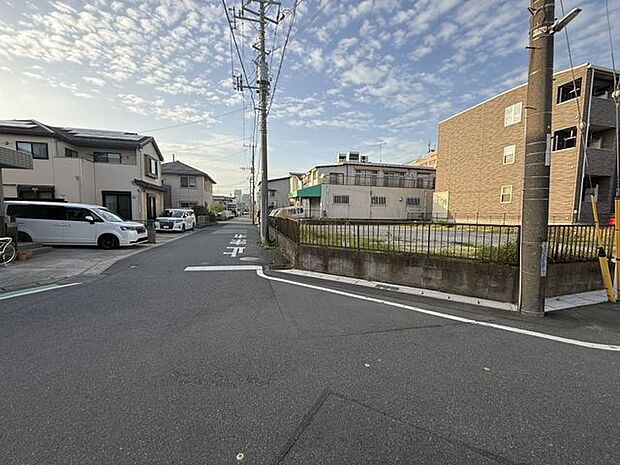 【前面道路を含む現地】カースペース付きのため、マイカーをお持ちの方にもお選びいただける物件です。ぜひご検討くださいませ。