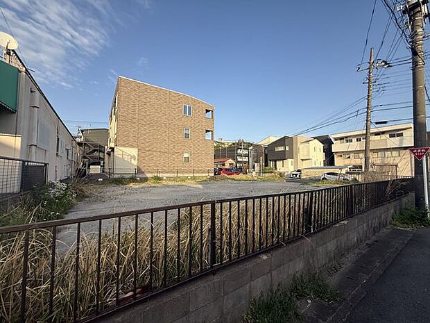 【現地写真/1号棟】安心の暮らしを提供するため、オリジナル工法の「I.D.S工法」が採用された住宅。「地震に強い家」を実現します。
