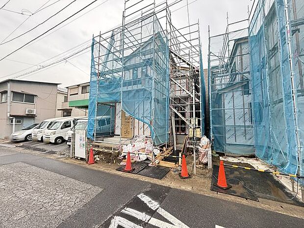 【現地写真/1号棟】京成電鉄千原線「千葉寺」駅徒歩8分。緑豊かな公園や、小中学校、買物施設が身近にあるロケーションです。周辺環境と併せて、ぜひ現地をご見学ください。