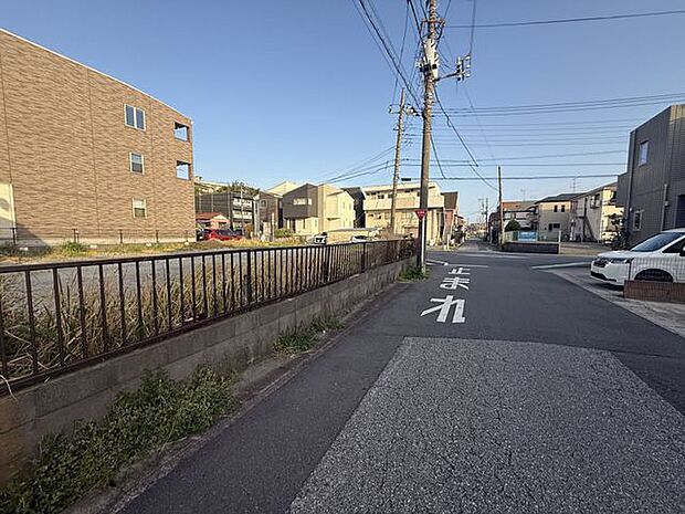 【前面道路を含む現地/1号棟】周辺の交通量や隣接の建物、陽当りなどを実際にご覧いただくことで、暮らしのイメージを膨らませることができます。お問い合わせお待ちしております。