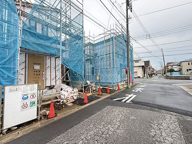 【前面道路を含む現地】カースペース付きのため、マイカーをお持ちの方にもお選びいただける物件です。ぜひご検討くださいませ。