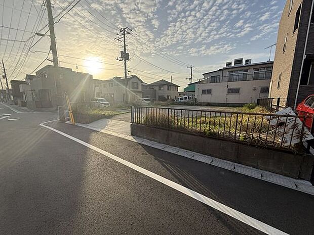 【前面道路を含む現地】京成電鉄千原線「千葉寺」駅徒歩8分。緑豊かな公園や、小中学校、買物施設が身近にあるロケーションです。周辺環境と併せて、ぜひ現地をご見学ください。
