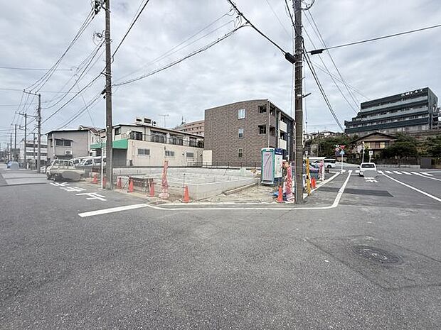 【前面道路を含む現地】市立寒川小学校まで徒歩12分(約900m)、市立末広中学校まで徒歩7分(約500m)です。現地にお越しいただき、お子さまと一緒に通学路を歩いてみるのもおすすめです。