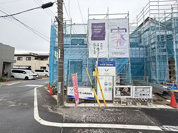 【前面道路を含む現地】心地よい光と風が通り抜ける、開放感のある角地に位置する2号棟。2面が道路に面しているため、日当たりが確保しやすくなっています。
