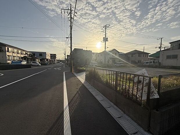 【前面道路を含む現地】市立寒川小学校まで徒歩12分(約900m)、市立末広中学校まで徒歩7分(約500m)です。現地にお越しいただき、お子さまと一緒に通学路を歩いてみるのもおすすめです。