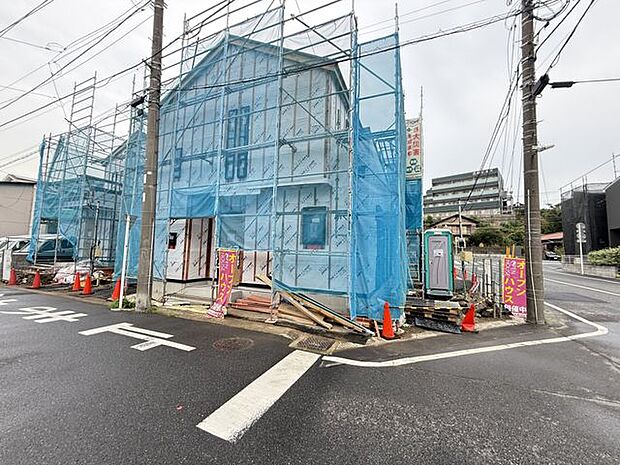 【現地写真/2号棟】開放的な南西角地に佇む2号棟。光と風をしっかり取り込める立地です。カースペース付きのため、マイカーをお持ちの方にもお選びいただける物件です。ぜひご検討くださいませ。